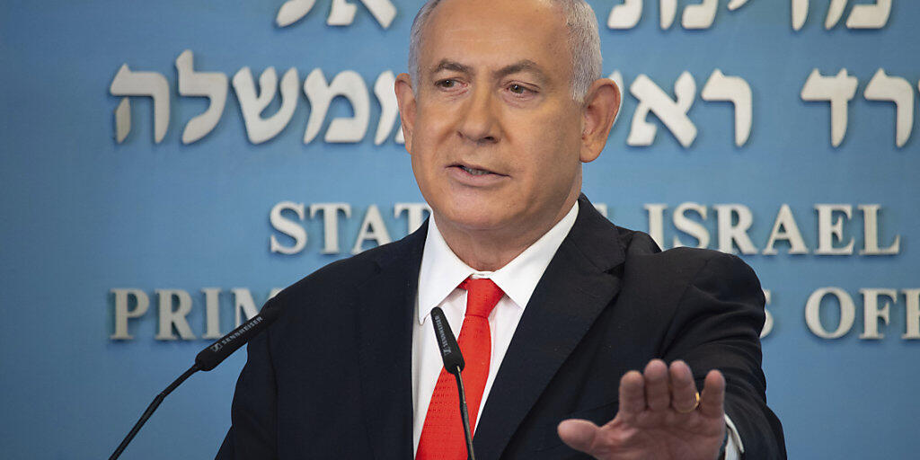 Benjamin Netanjahu, Ministerpräsident von Israel, spricht über die Entwicklung der Coronavirus-Zahlen in Israel. Foto: Alex Kolomiensky/Pool Yedioth Ahronot/AP/dpa