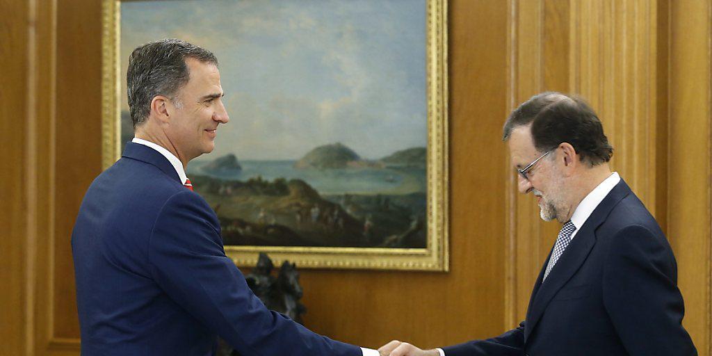 Der spanische König Felipe (links) hat dem geschäftsführenden Ministerpräsidenten Rajoy (rechts) den Auftrag zur Regierungsbildung gegeben.