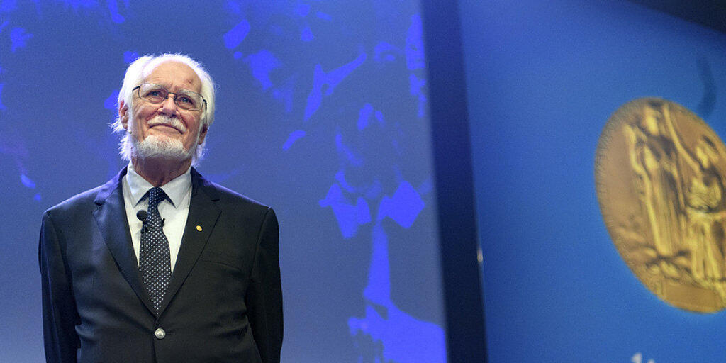 Der Waadtländer Jacques Dubochet, Gewinner des Nobelpreises für Chemie, lässt sich an der Universität Lausanne für seine Auszeichnung feiern.