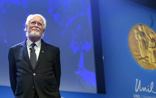 Der Waadtländer Jacques Dubochet, Gewinner des Nobelpreises für Chemie, lässt sich an der Universität Lausanne für seine Auszeichnung feiern.