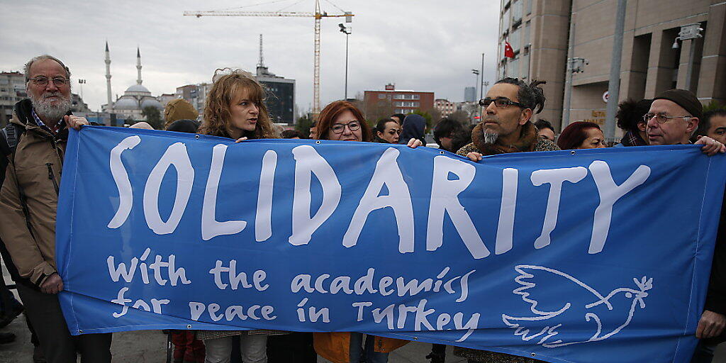 Solidaritätskundgebung für die angeklagten Akademiker am Dienstag vor dem Gericht in Istanbul.
