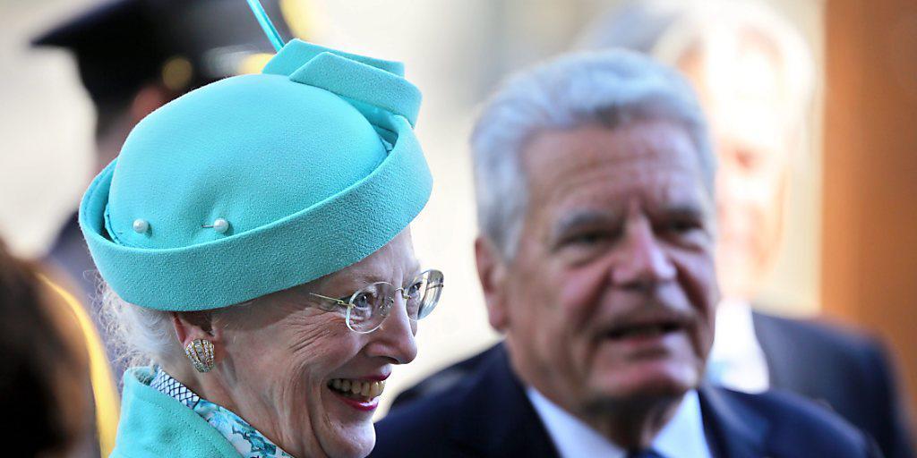 Die dänische Königin Margarethe II. (links) und der deutsche Bundespräsident Joachim Gauck bei der der Wiedereröffnung der Schlosskirche Wittenberg. An die Tür der Kirche soll 1517 Martin Luther seine 95 Thesen gegen den Ablasshandel angeschlagen haben - das Ereignis gilt als Beginn der Reformation.