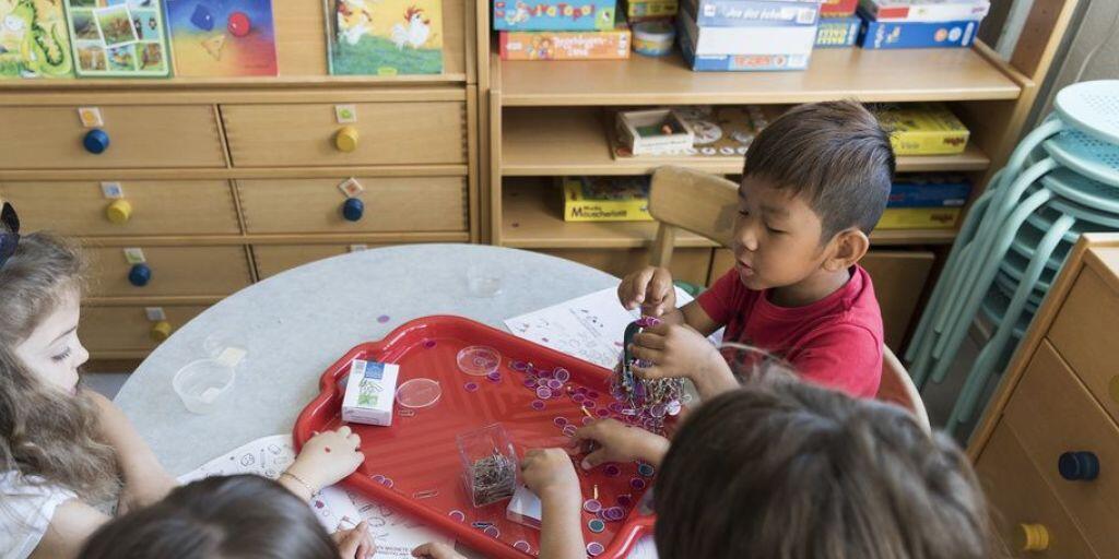 Kindergartenschüler in Suhr experimentieren mit Magneten. Verglichen mit der EU hat die Schweiz noch Nachholbedarf bei der institutionellen frühkindlichen Bildung. (Archiv)