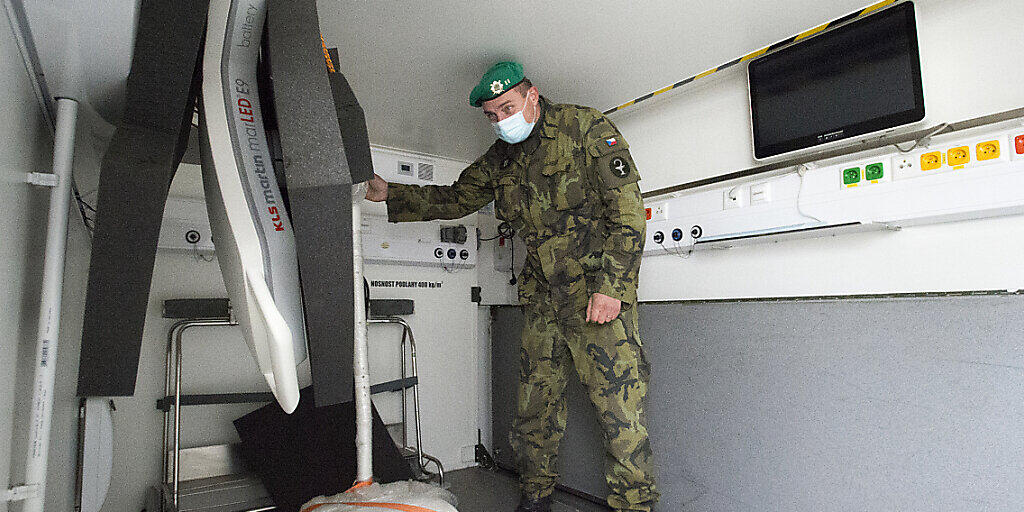 Die tschechische Armee baut ein Feldkrankenhaus auf dem Prager Messegelände auf. Foto: Josef Vostárek/CTK/dpa Die tschechische Armee baut ein Feldkrankenhaus auf dem Prager Messegelände auf. Foto: Josef Vostárek/CTK/dpa