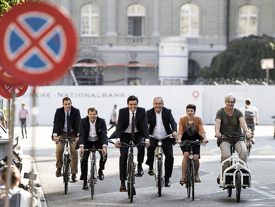 Nur die SVP radelt nicht mit: Das Ja-Komitee auf dem Weg zum Presseauftritt für den Veloartikel.