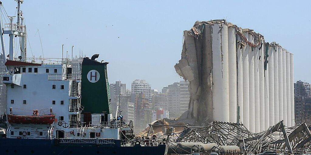 Das Wrack eines Schiffes im Hafen von Beirut. Foto: Marwan Naamani/dpa