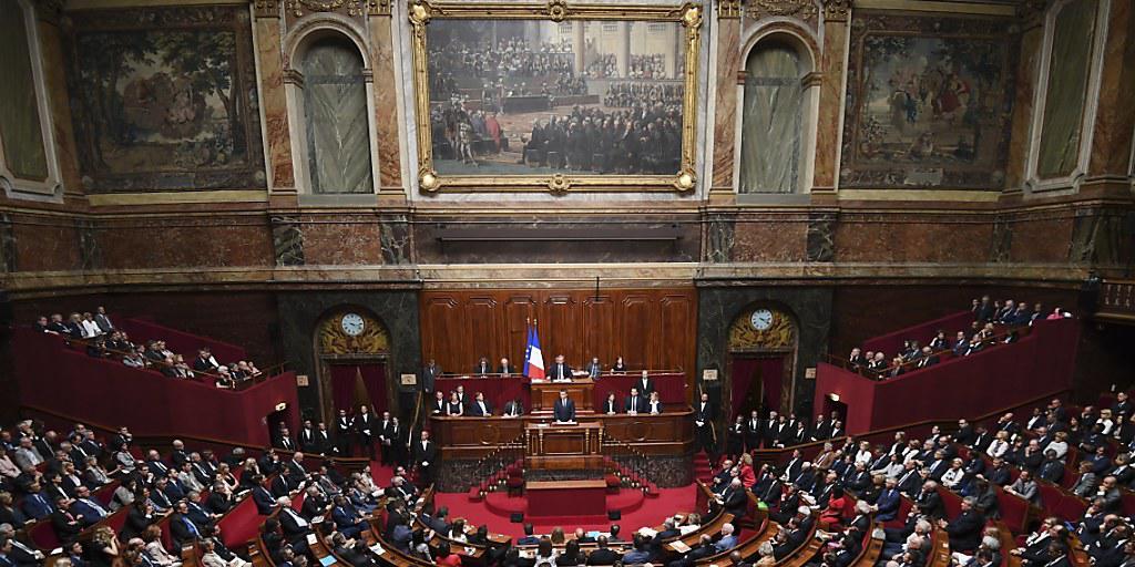 Präsident Macron hält eine Rede vor dem Parlament - und erläutert dabei, dass er dieses verkleinern möchte.