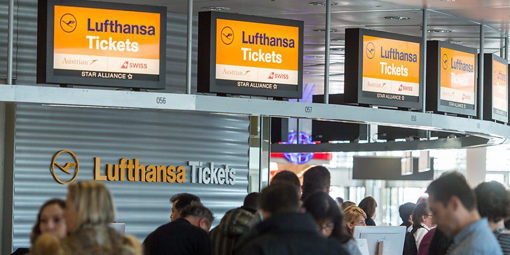 Die Lufthansa und die Gewerkschaft Verdi haben sich auf einen Tarifvertrag für das Bodenpersonal geeinigt. (Symbolbild) Die Lufthansa und die Gewerkschaft Verdi haben sich auf einen Tarifvertrag für das Bodenpersonal geeinigt. (Symbolbild)