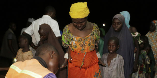 Frauen und Mädchen bei Aufnahme in Flüchtlingscamp Yola
