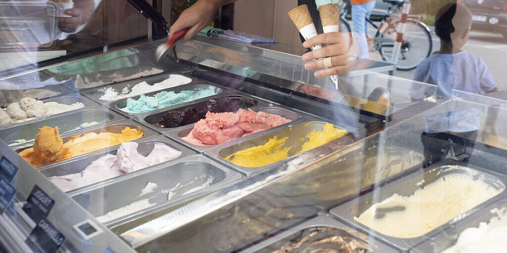 Glace-Theke des "Amore Mio Gelato" an der Flughafen-Pistenschleife in Oberglatt. Italien ist nicht etwa der f&uuml;hrende Glace-Produzent Europas, sondern Deutschland. Und die Schweiz ist mit Speiseeis ein nicht ganz unwichtiger Handelspartner der EU. (Archivbild)