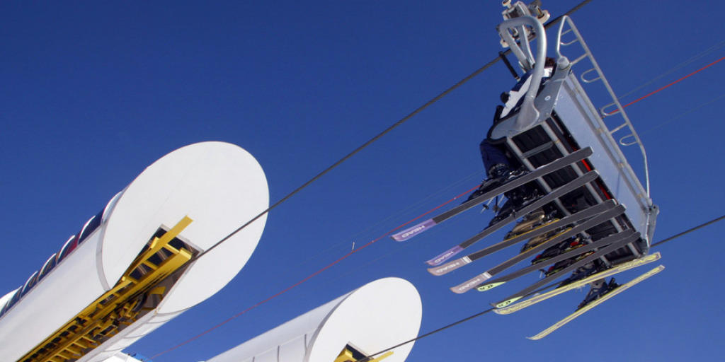 Die Weisse Arena Gruppe in Laax schreibt nach dem erstmaligen Verlust im Vorjahr wieder einen Gewinn. (Archiv)