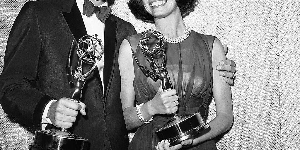 ARCHIV - Nicht nur in der Schornsteinfeger-Rolle erfolgreich: US-Schauspieler Richard Wayne "Dick" Van Dyke freut sich zusammen mit  Kollegin Mary Tyler Moor über ihre Emmys für die "The Dick Van Dyke Show". Foto: --/AP/dpa