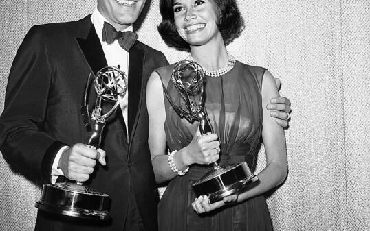 ARCHIV - Nicht nur in der Schornsteinfeger-Rolle erfolgreich: US-Schauspieler Richard Wayne "Dick" Van Dyke freut sich zusammen mit  Kollegin Mary Tyler Moor über ihre Emmys für die "The Dick Van Dyke Show". Foto: --/AP/dpa