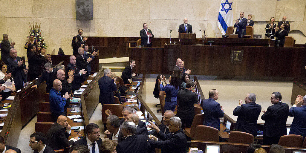Israelisch-arabische Abgeordnete, die die Rede von US-Vizepräsident Mike Pence (hinten Mitte am Rednerpult) störten, wurden aus dem Saal geworfen.
