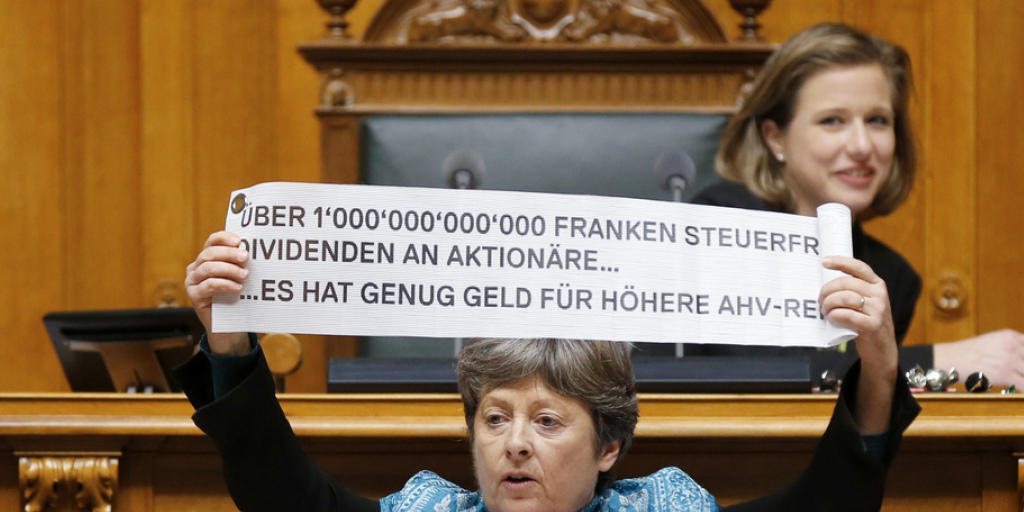 Margret Kiener Nellen (SP/BE) unterstreicht ihre Argumente für die Volksinitiative "AHVplus" im Nationalrat auf ungewohnte Weise.