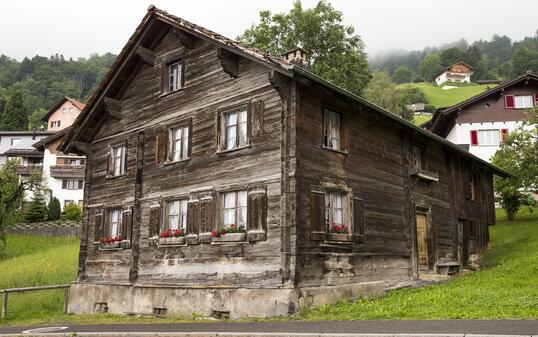 Das Madleni-Hus im Zentrum von Triesenberg wurde nach traditioneller Strickbauweise erstellt.