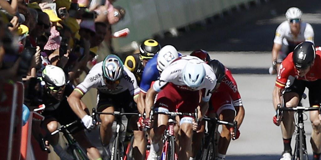 Peter Sagan (Zweiter von links) fährt auf der Zielgeraden den Ellbogen aus und Mark Cavendish (hinter ihm) kommt zu Fall