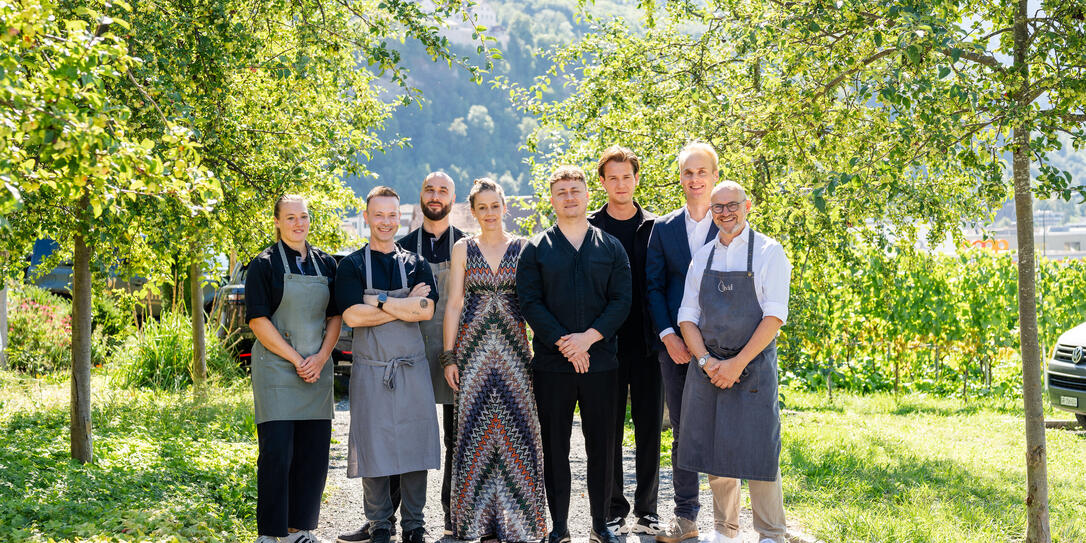 Die Protagonistinnen und Protagonisten der Gourmetparty: Franziska Baumann «The Counter», Zürich; David Klocksin-Ospelt, «Wöschi», Zürich; Mitja Birlo «The Counter», Zürich; Alexandra Goop, Fürstliche Hofkellerei, Vaduz; Joel Ellenberger, «Igniv», Bad Ragaz; Niklas Oberhofer, «no Events»; Roman Herzog, von Salis und Heiko Krüger, «Vivid», Triesen (v. l.).