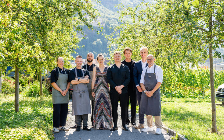 Die Protagonistinnen und Protagonisten der Gourmetparty: Franziska Baumann &laquo;The Counter&raquo;, Z&uuml;rich; David Klocksin-Ospelt, &laquo;W&ouml;schi&raquo;, Z&uuml;rich; Mitja Birlo &laquo;The Counter&raquo;, Z&uuml;rich; Alexandra Goop, F&uuml;rstliche  Hofkellerei, Vaduz; Joel Ellenberger, &laquo;Igniv&raquo;, Bad Ragaz; Niklas Oberhofer, &laquo;no Events&raquo;; Roman Herzog, von Salis und Heiko Kr&uuml;ger, &laquo;Vivid&raquo;, Triesen (v.&thinsp;l.).