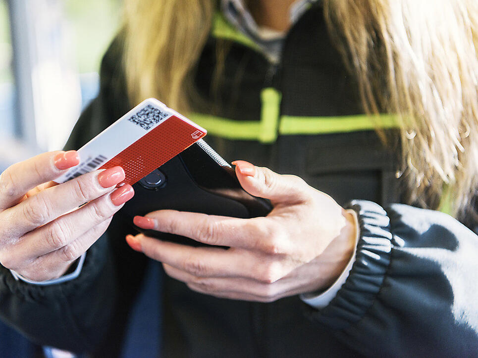 Muss mit deutlich tieferer Rente rechnen: Zugbegleiterin der SBB bei der Billettkontrolle. (Symbolbild)