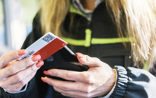 Muss mit deutlich tieferer Rente rechnen: Zugbegleiterin der SBB bei der Billettkontrolle. (Symbolbild)