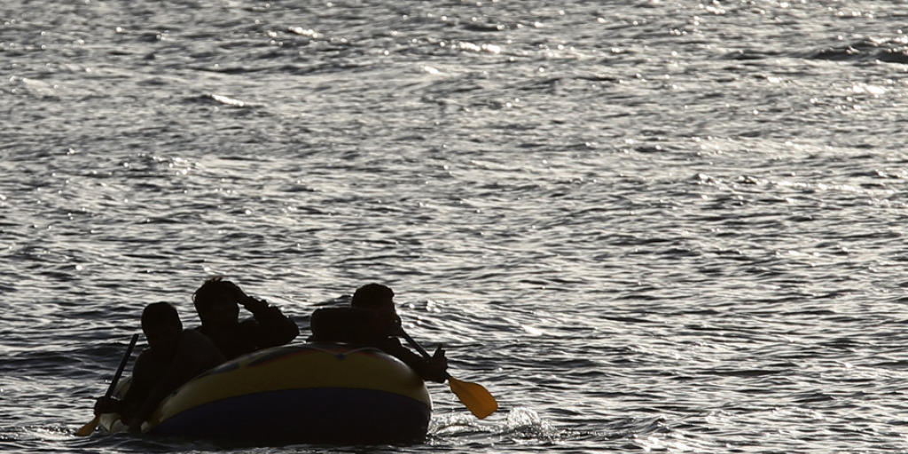 Pakistanische Migranten versuchen, auf einem Schlauchboot die griechische Insel Kos zu erreichen. Start ihrer Bootsreise war die Türkei (Archiv)