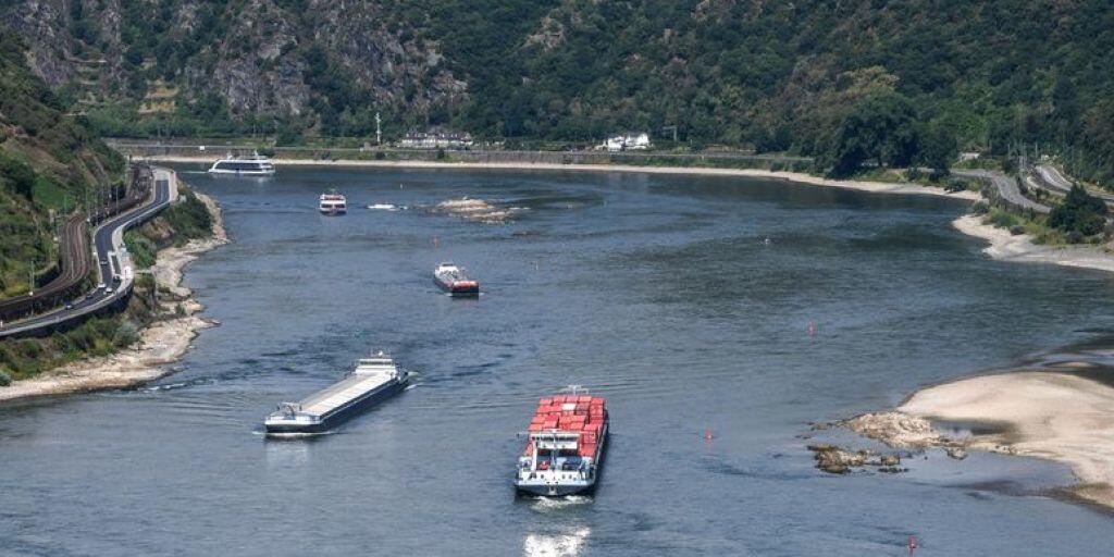 Bereits Ende Juli tauchten Sandbänke auf im Mittelrhein in Rheinland-Pfalz (D) 28.07.2018, einem nautisch anspruchsvollen Abschnitt. Seither hat es im Einzugsgebiet kaum nennenswert geregnet. Bereits Ende Juli tauchten Sandbänke auf im Mittelrhein in Rheinland-Pfalz (D) 28.07.2018, einem nautisch anspruchsvollen Abschnitt. Seither hat es im Einzugsgebiet kaum nennenswert geregnet.