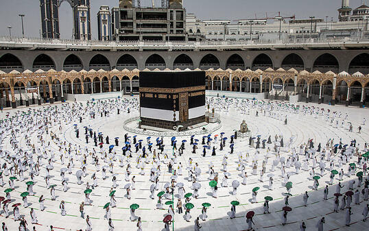 HANDOUT - Hunderte von muslimischen Pilgern umkreisen die Kaaba, das kubische Gebäude der Großen Moschee, während sie als Schutz vor der Ansteckung mit dem Coronavirus vor der Hadsch-Pilgerfahrt Abstand beibehalten. Foto: Saudi Ministry of Media/dpa - ACHTUNG: Nur zur redaktionellen Verwendung und nur mit vollständiger Nennung des vorstehenden Credits