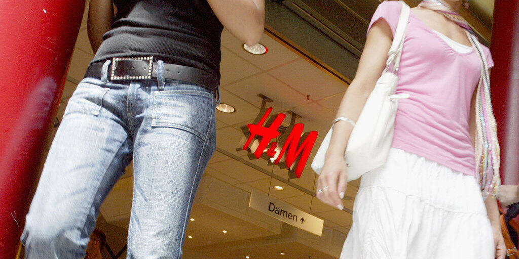 Kundinnen lassen die Läden von H&M zusehends links liegen und kaufen lieber im Netz. Dort muss der Moderiese aber noch zulegen. (Archiv)