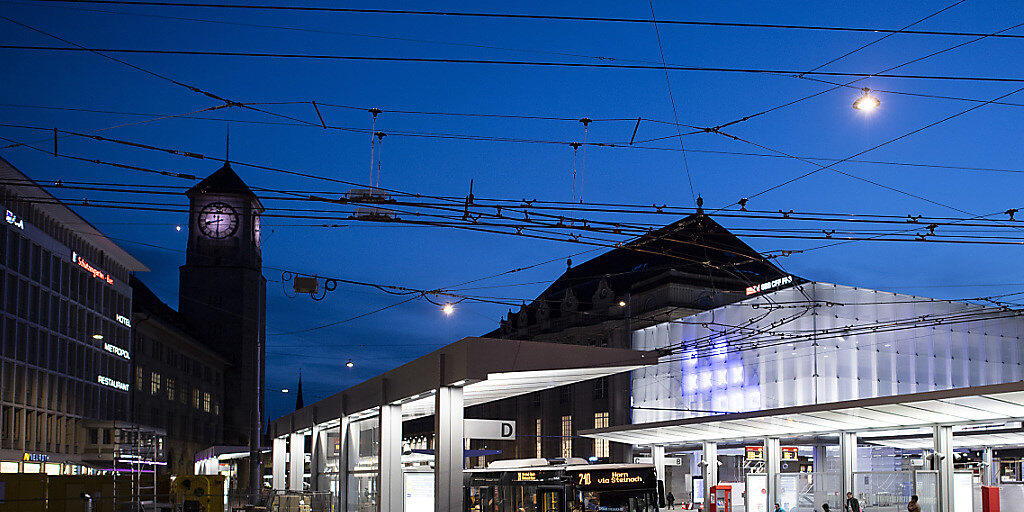 Blick auf den am 31. August eingeweihten neuen St. Galler Bahnhofplatz mit der markanten SBB-Ankunftshalle in Form eines Glaskubus.
