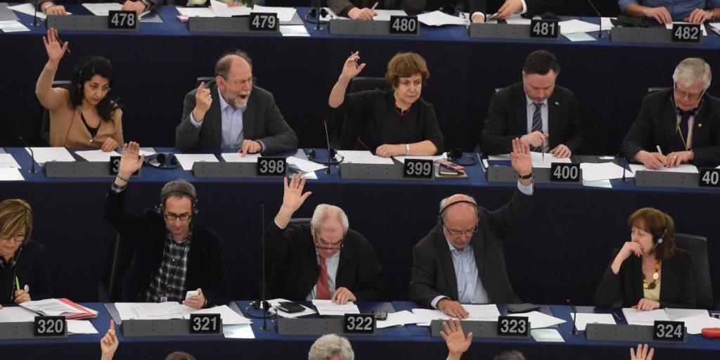 "Problematisch", Blanko-Scheck", "Ablasshandel": Das EU-Parlament ist unzufrieden mit der Abmachung, die am EU-Gipfel mit der Türkei vereinbart wurde.