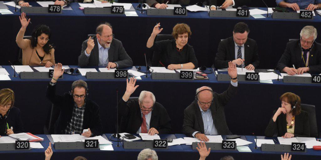 "Problematisch", Blanko-Scheck", "Ablasshandel": Das EU-Parlament ist unzufrieden mit der Abmachung, die am EU-Gipfel mit der Türkei vereinbart wurde. "Problematisch", Blanko-Scheck", "Ablasshandel": Das EU-Parlament ist unzufrieden mit der Abmachung, die am EU-Gipfel mit der Türkei vereinbart wurde.