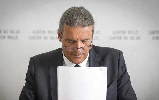 Der Walliser SVP-Staatsrat Oskar Freysinger kritisiert die Partei von Frankreichs Staatspräsident François Hollande und wirft ihr Einmischung in den eidgenössischen Abstimmungskampf vor. (Archiv)