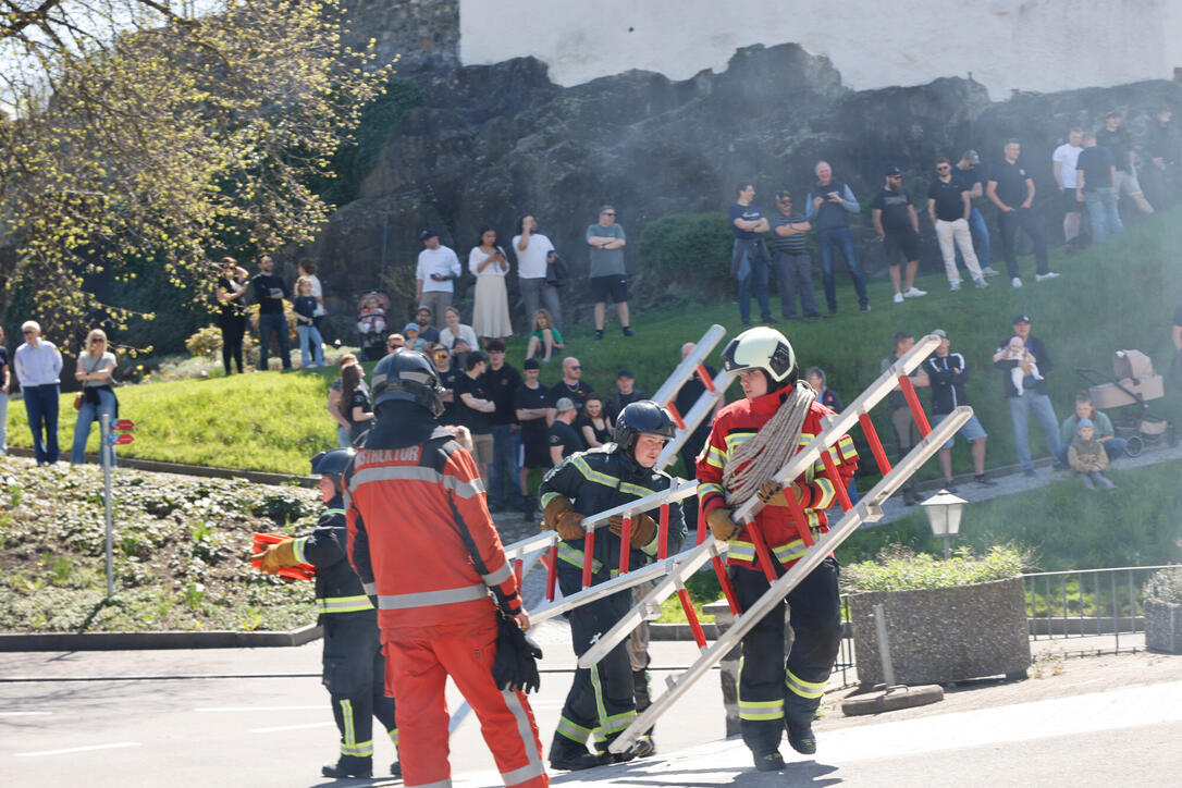 Schluss&uuml;bung beim Kurs f&uuml;r neue Feuerwehrleute beim "Restaurant L&ouml;wen&raquo; in Gamprin-Bendern.