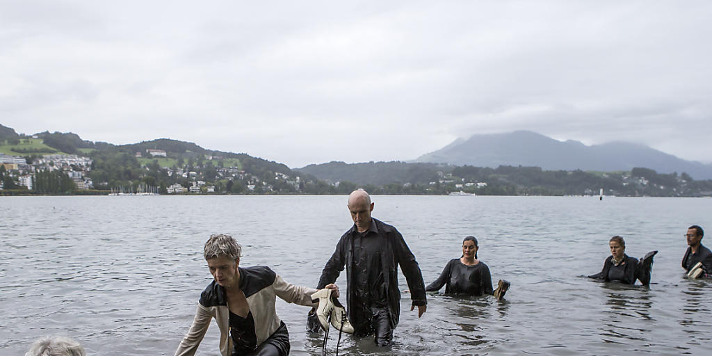 Luzerner Kulturschaffende aus allen Sparten entsteigen dem Luzerner Seebecken und begeben sich zur Festgemeinde des Lucerne Festivals. Die Kulturschaffenden demonstrieren mit der Kunstperformance "sichtbarmachung" am Freitag gegen Kürzungen bei der Kulturförderung.(KEYSTONE/Alexandra Wey)..