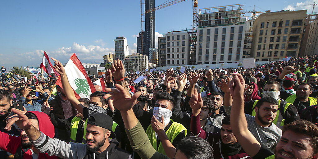 Hunderte haben im Zentrum von Beirut gegen Korruption und die schwierige Versorgungslage demonstriert - zum Teil in gelben Westen.