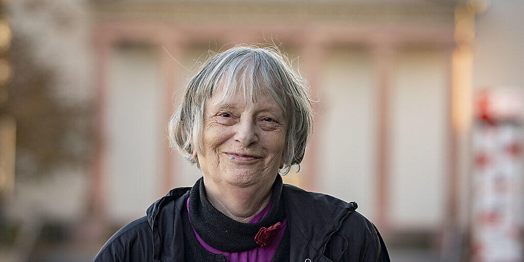 Die Schriftstellerin Elke Erb steht vor der Verleihung des Georg-Büchner-Preises vor dem Darmstädter Staatstheater. Die Auszeichnung für das literarische Lebenswerk der 82-Jährigen ist mit 50 000 Euro dotiert. Foto: Frank Rumpenhorst/dpa
