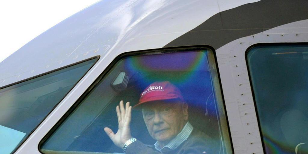 Niki Lauda im Cockpit: Der ehemalige Rennfahrer betreibt mit Laudamotion eine neue Airline, die auch in die Schweiz fliegt. (Archiv)