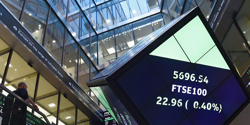 Bald mit deutscher Börse zusammen? Blick in die Eingangshalle der Londoner Börse. (Archiv) Bald mit deutscher Börse zusammen? Blick in die Eingangshalle der Londoner Börse. (Archiv)