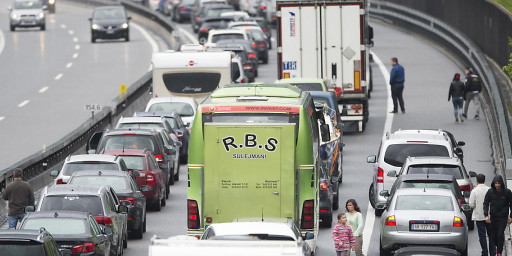 Grund für die zahlreichen Staus waren vor allem Verkehrsüberlastungen, wie zum Beispiel an Pfingsten am Gotthard. (Archivbild)