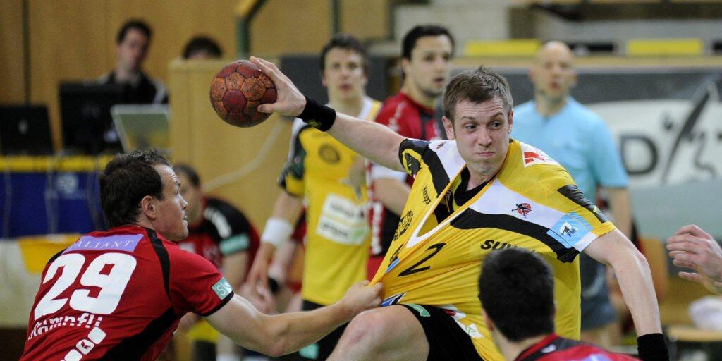 Suhr-Aarau mit Trainer Misha Kaufmann (ganz links Nummer 29/hier in einem Archivbild als Spieler von BSV Bern Muri) setzte mit einem Heimsieg in der Handball-Meisterschaft von GC Amicitia Zürich ab