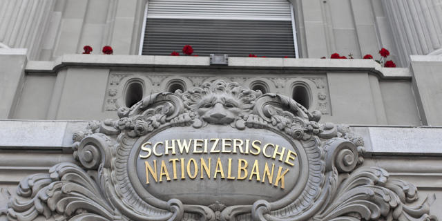 Logo am Eingang zur Schweizerischen Nationalbank in Bern
