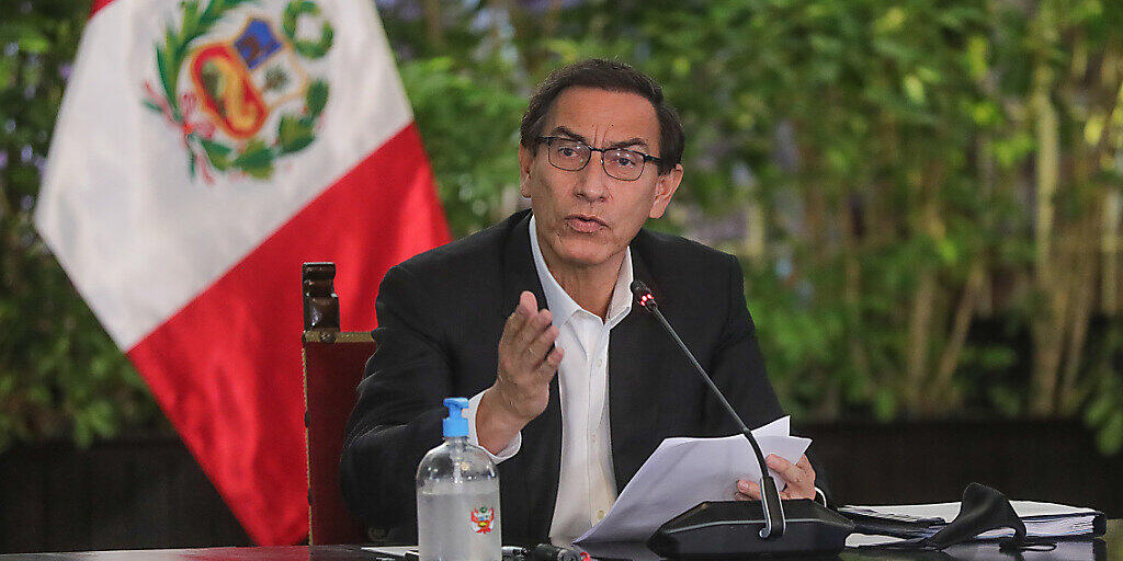 HANDOUT - Der peruanische Pr&permil;sident MartÌn Vizcarra k &#807;ndigt in Lima die Maflnahmen an. Foto: Presidencia Peru/dpa - ACHTUNG: Nur zur redaktionellen Verwendung im Zusammenhang mit der aktuellen Berichterstattung und nur mit vollst&permil;ndiger Nennung des vorstehenden Credits