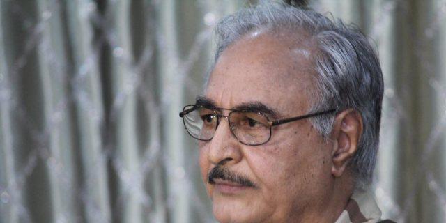 Ex-General Chalifa Haftar während einer Pressekonferenz (Archiv)