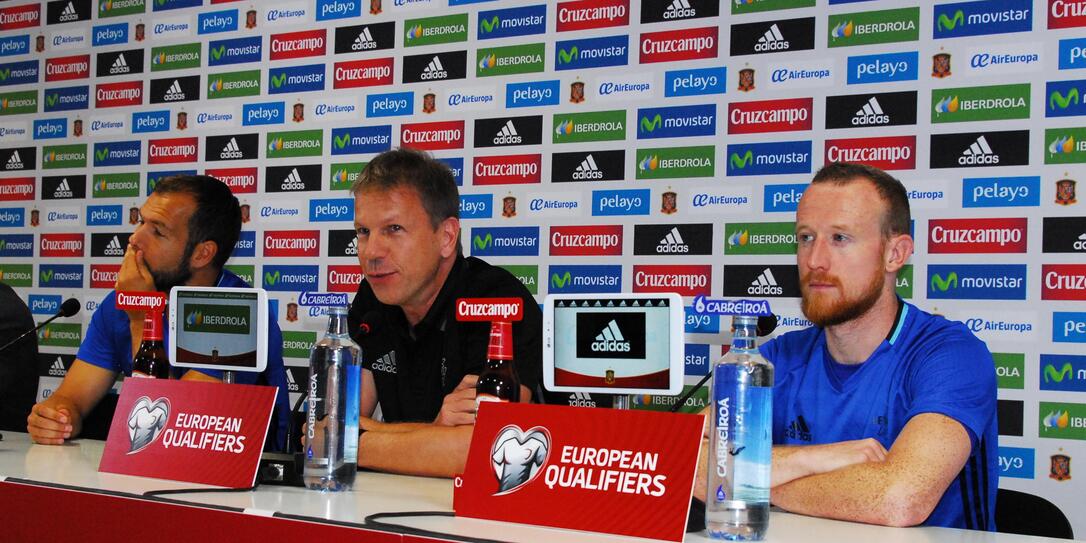 Nationaltrainer Rene Pauritsch und Nationalspieler Martin Büchel.