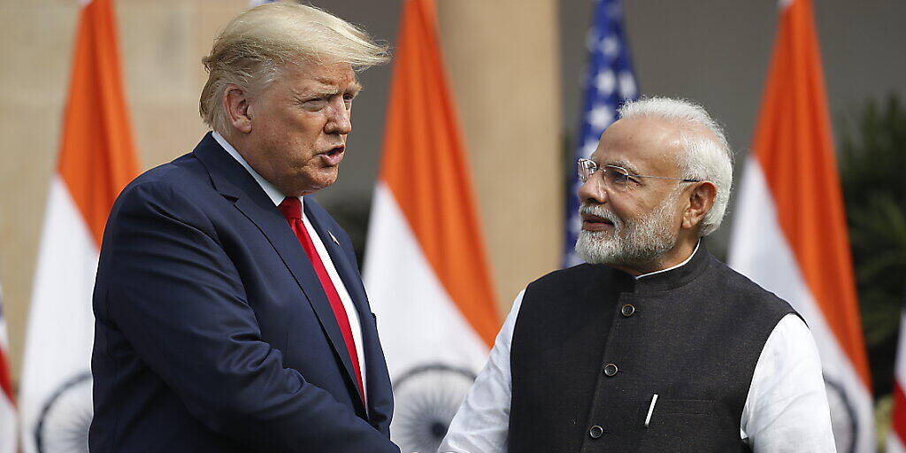 US-Präsident Donald Trump und der indische Ministerpräsident Narendra Modi beim Handshake vor ihren Gesprächen in Neu Delhi.