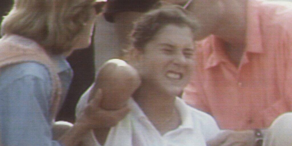 Der Moment, der Monica Seles' Karriere für immer veränderte: Schmerzverzerrt fasst sie sich nach der Messerattacke durch Günter Parche an den Rücken