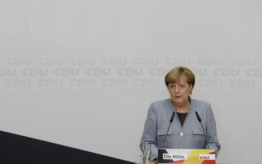 Der Auftritt am Tag nach der Wahl: die deutsche Kanzlerin Angela Merkel &auml;ussert sich vor den Medien zur Bundestagswahl.