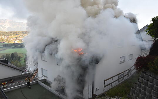 Ein Mehrfamilienhaus mit sechs Wohnungen brannte am Sonntag lichterloh.