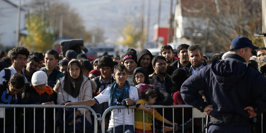 Migranten vor einem Registrierungszentrum im serbischen Presevo: Die UNO und Amnesty International kritisieren Europas Fl&uuml;chtlingspolitik.
